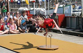 Salling Cirkus Kids underholder til havnefest på Fur